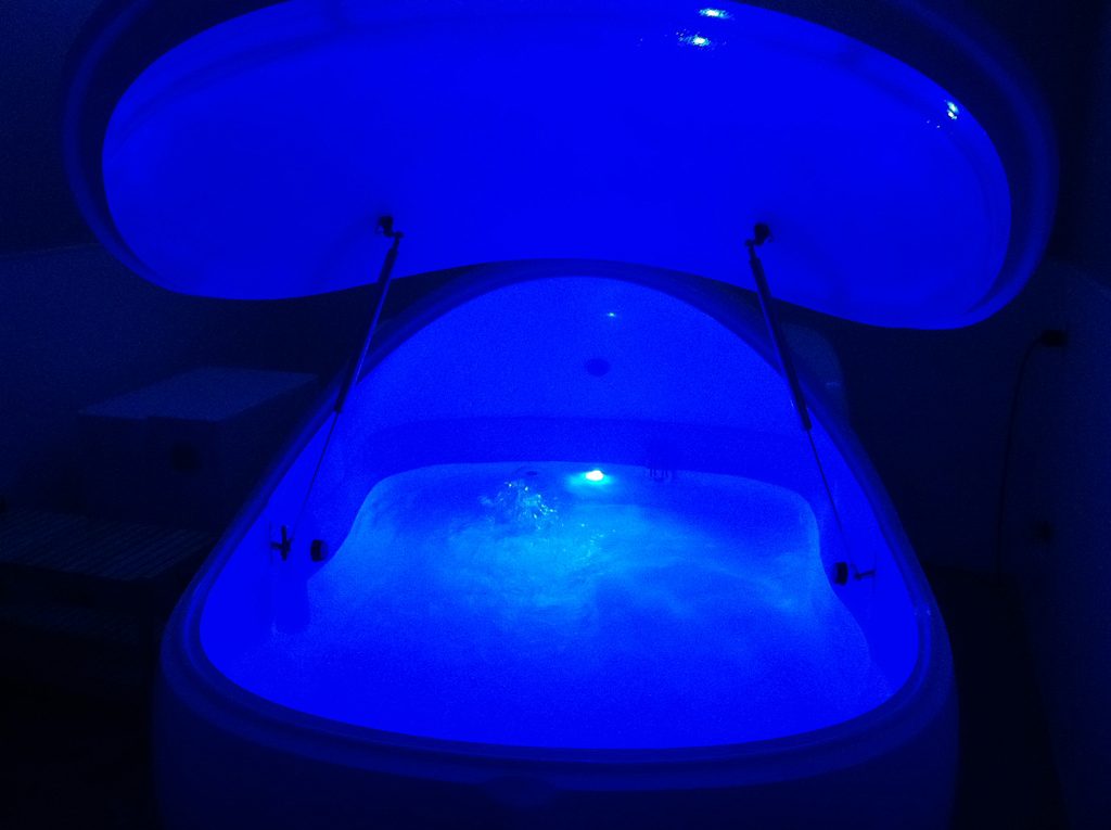 sensory-deprivation-tank-benefits-effects-and-risks